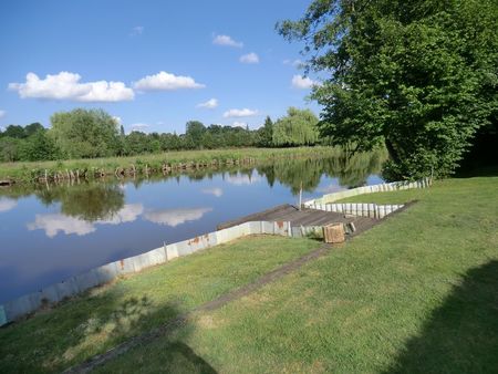 terrain de loisir en bord de rivière