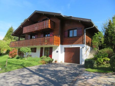 très beau chalet de 7 pièces de 140 m2 au calme avec grand jardin