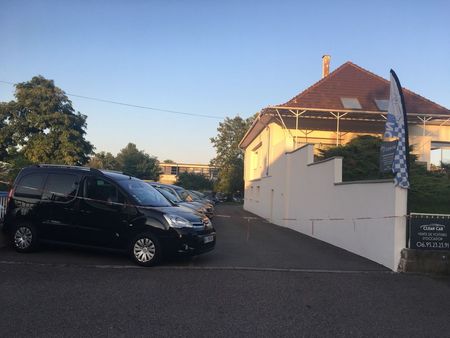 local commercial 30m2 avec 16 places de parking