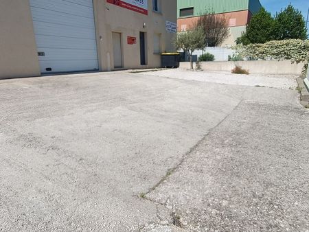 150 m2 entrepôt + 60 m2 bureaux