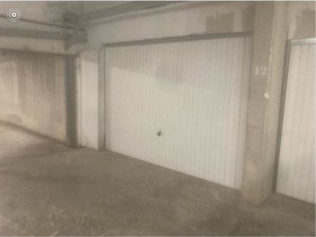 grand garage en rez de chaussée surélevée