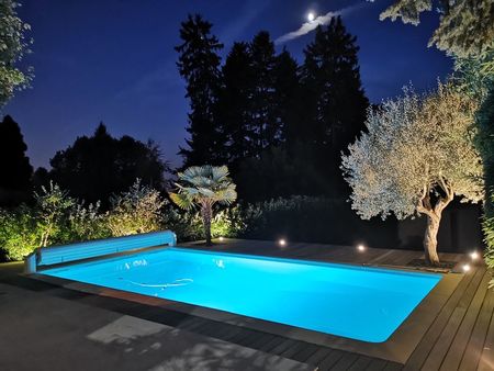 rare maison en pierres dorées avec piscine et jardin