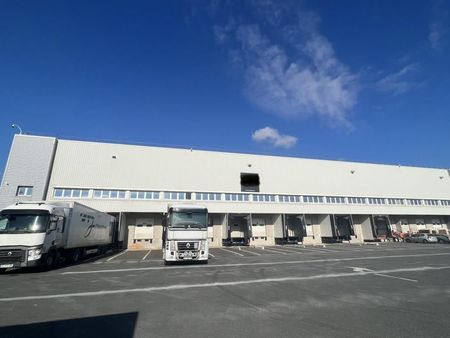 local logistique 5 700 m²