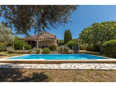 villa avec piscine sur grand terrain