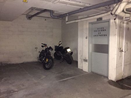 parking motos + vélos couvert sécurisé - eau + électricité - centre ville