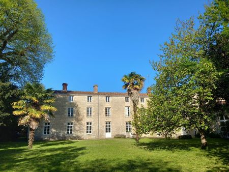 hôtel particulier en plein centre dans un parc d'un ha