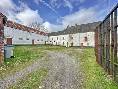 ancienne ferme en u à vendre à l'entrée de marche-en-famenne