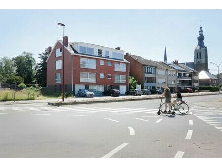 gunstig gelegen  vernieuwd app. met 2 slpk. en parking