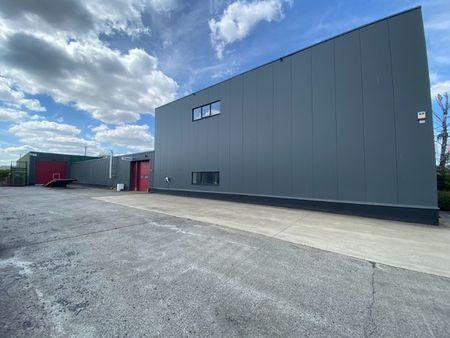 600 m² d'entrepôt avec atelier et bureaux près de l'e40 à...