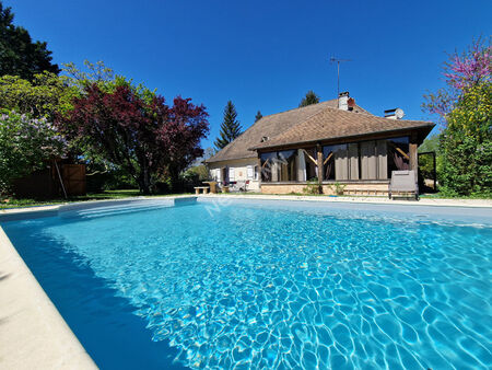 belle maison périgourdine située à mareuil avec piscine et terrain de tennis