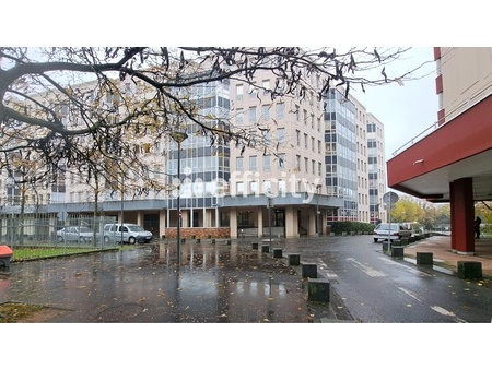 bureau 19 pièces - 695 m²