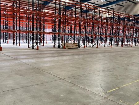 entrepôt de stockage - jusqu'à 5 000m2 intérieur et 500 m2 extérieur