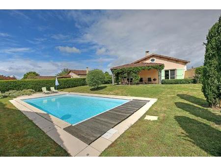 villa immaculée avec 2 chambres et 2 salles de bains  piscine chauffée près du terrain de.