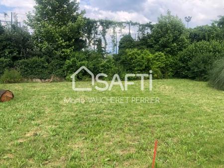 terrain plat  au fond d'une propriété  au calme  éloigné de la route.