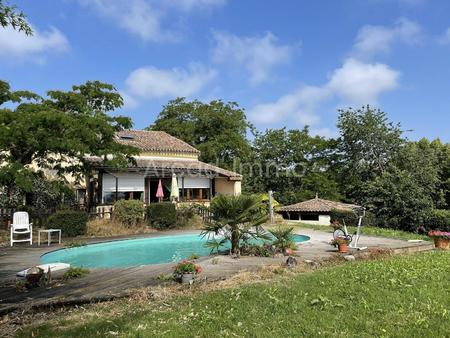 spacieuse maison principale  deux gites  piscine  jardin et vue dégagée.