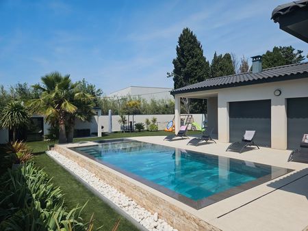 villa contemporaine de 125m2 + 30m2 de dépendance + 24 m2 de garage sur 750m2 avec piscine