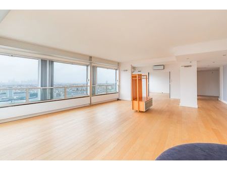 paris 15 : appartement rare  très lumineux avec terrasse sur le toit  vue panoramique  vue