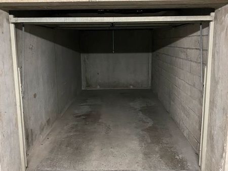garage box fermé en sous sol 13m2 monplaisir