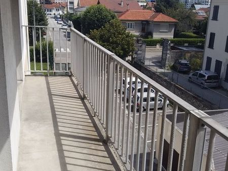 t1 de 26.5m² avec grand balcon et 1 place de parking privée