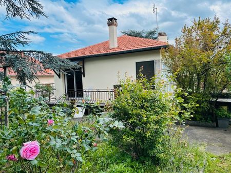 maison sur sous sol hors sol avec un garage sur un terrain de 539 m² avec possibilité de c