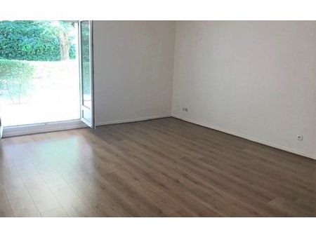 location appartement  m² t-1 à massy  715 €