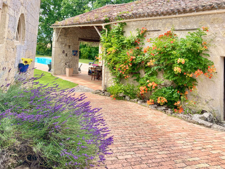 maison indépendante de 5/6 chambres avec gîte dans un cadre champêtre magnifique.