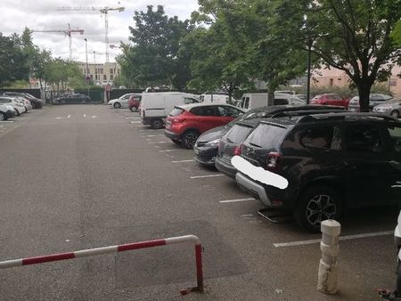 place de parking dans résidence fermée