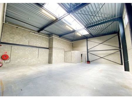 hall d’entreposage + bureaux (438 m²) + 6 parkings