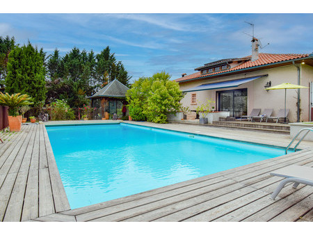 villa à vendre de 310 m2 habitable  parc de 3550 m2  piscine. garage de 47m2. proche centr