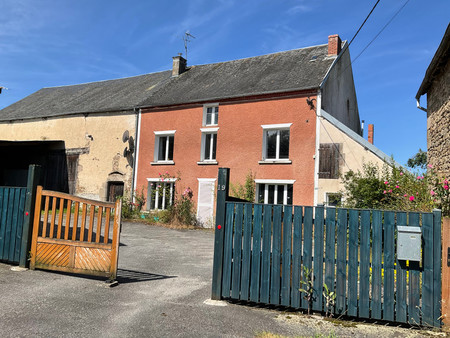 grande maison rénovée en pierre  avec 3-4 chambres  granges et dépendances. presque 9 hect