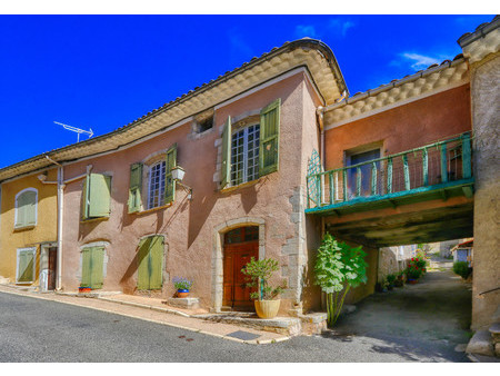 maison de village avec balcon et terrasse   au cœur d'un village provençal vivant  parking