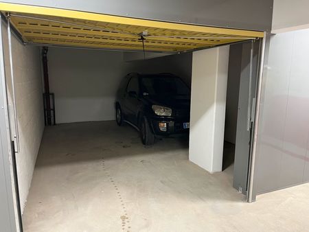 grand garage fermé sécurisé