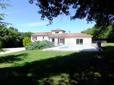 maison moderne avec grand jardin et piscine