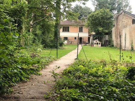 grand terrain et maison en bordure d'essonne