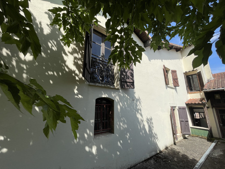 maison de village à rénover de 218m2 sur 2 niveaux avec garages et jardin