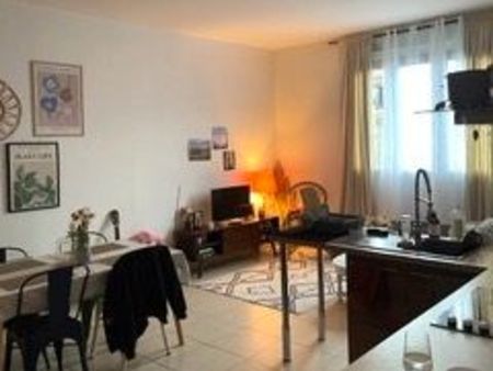 très bel appartement spacieux deux pièces de 59 m2 situe au coeur du centre ville a proxim