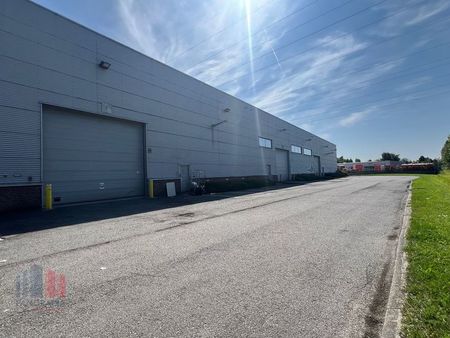 1.077 m² d'espace de stockage le long de la chaussée de m...