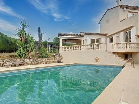 maison individuelle avec piscine dans domaine sécurisé