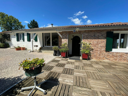 maison familiale de plain-pied  avec quatre chambres  située dans une belle campagne calme