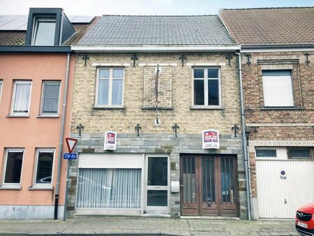 ieper (elverdinge)  ruime rijwoning met zonnige tuin.