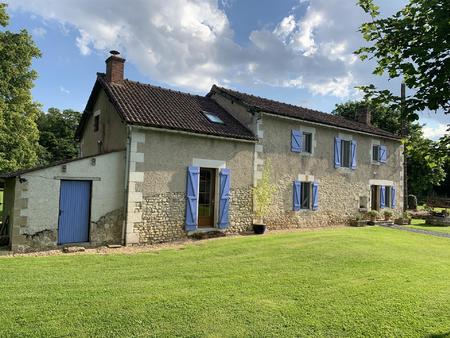 belle maison à la campagne avec piscine chauffée et jardin paysager.