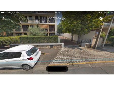 place de parking extérieure surveillée à 650m de la gare rer le raincy