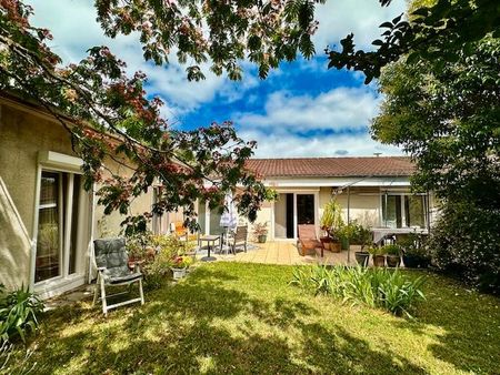 maison à vendre avec garage et jardin