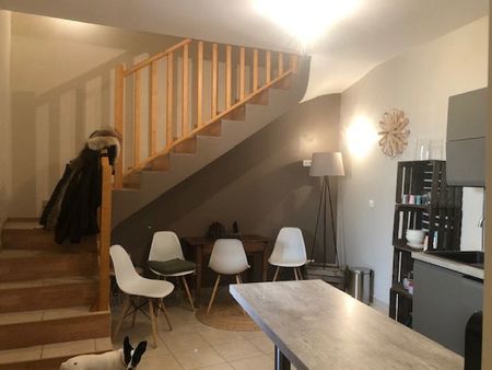 charmant appartement duplex atypique avec entrée et cour privatives