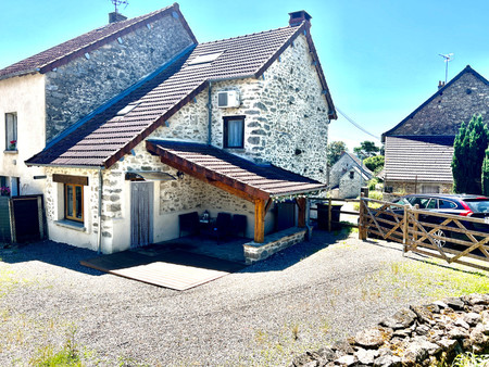 dans un hameau calme sans nuisances  maison mitoyenne en pierre de deux chambres avec gran