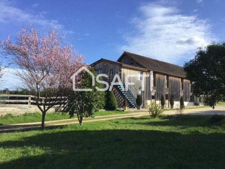 maison comprenant deux gîtes  trois chambres d’hôtes et deux piscines.