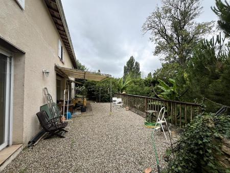 maison traditionnelle  dans un environnement calme et exotique