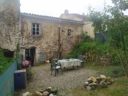 petite maison en pierre avec jardin attenant