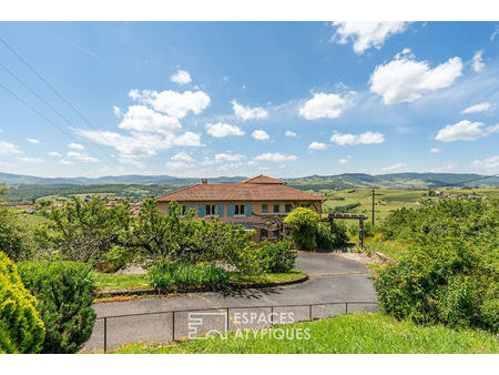 villa avec gite à la vue exceptionnelle sur les monts du beaujolais