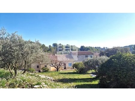 ancienne ferme au milieu de champs d'oliviers